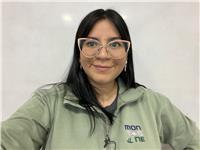 Profesora de Inglés dicta clases a alumnos siempre focalizada en potenciar y desarrollar el aprendizaje de la segunda lengua