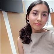 Estudiante universitaria con una base sólida en cada materia de la ESO