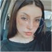 studentessa impartisce lezioni di storia e letteratura per aiuto allo studio di ragazzi frequentanti un istituto tecnico