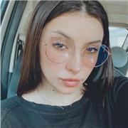 studentessa impartisce lezioni di storia e letteratura per aiuto allo studio di ragazzi frequentanti un istituto tecnico