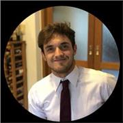 Profesor de economía, con diploma de grado y cursando actualmente un Master en economía en madrid