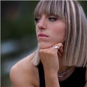 Insegnante aiuti compiti ai ragazzi e bambini