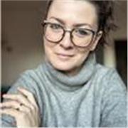 Soy graduada en estudios ingleses y he vivido 3 años en Cambridge (UK). Allí trabajaba en una escuela de primaria.
