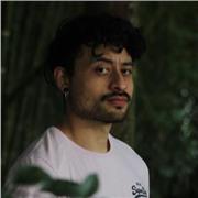 Profesor de matemáticas y química enseña a jóvenes y adultos de colegio o universidad