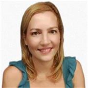 Educadora que ofrece repaso  y apoyoen difrentes niveles