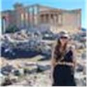 Laureata in filologia classica e docente di ruolo,impartisce lezioni private di latino e greco