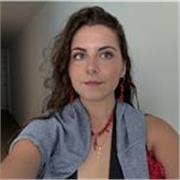 Profesora de primaria centrada en el apoyo y el desarrollo del alumno.