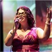 Profesora de canto imparte clases de canto a personas de cualquier edad