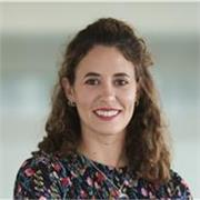 Profesora de español imparte clases a niños de todas las edades