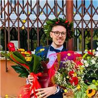 Laureato in studi storici e filosofici impartisce lezioni di storia e filosofia