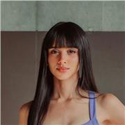 Profesorade yoga con experiencia en clases para adultos