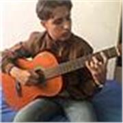 Doy clases particulares de música, guitarra y piano. Llevo varios años tocando los 2 instrumentos y tocando en diferentes grupos