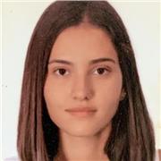 Profesora de inglés imparte clases a niños y niñas de todas las edades