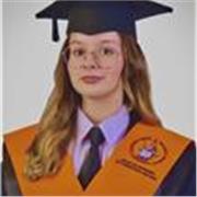 Graduada de Economía por la Universidad de la Laguna con buena presencia y trato a los jóvenes.