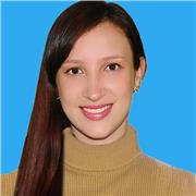 Profesora de ingles dictando clases a niños, jóvenes y adultos