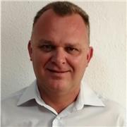 Doctor en Filosofía y Teología, que ama enseñar y ayudar a otras personas a desarrollarse bien y poder alcanzar sus metas.