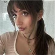 Diplomata al liceo classico e studentessa di psicologia all’università con certificato di inglese fino al livello B2