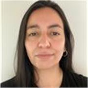 Profesora de español imparte clases de naturales