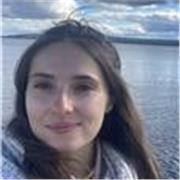 Étudiante ingénieure en agronomie donnant des cours à des élèves jusqu’au niveau terminale dans diverses matières