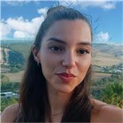 Profesora de atención a personas dependientes. 
Titulada en mediación comunicativa, con mención en lengua de signos.