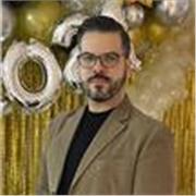 Profesor de inglés y español imparte clases únicas a todas las edades