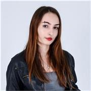 Profesora de inglés con nivel C1, graduada en Diseño y Comunicación, ofrece clases prácticas y personalizadas para adolescentes y 