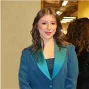 Giovane italiana laureata in lingue: spagnolo, inglese e russo.