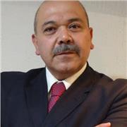 Tutor de español que enseña a jóvenes y adultos mediante la cultura y tradiciones.