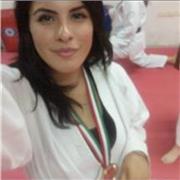 Instructor de karate imparte clases de defensa personal