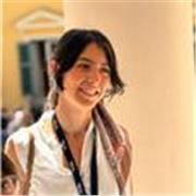 Docente di Scienze Ambientali impartisce lezioni online a studenti di scuola primaria e secondaria