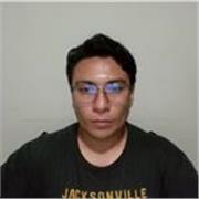 Profesor de Economía imparte clases de diversos cursos a colegiales y universitarios