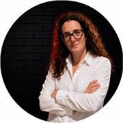 Profesora titulada en fotografía y creación audiovisual. Actual fotógrafa de grandes cantantes como Aitana, Jbalvin...