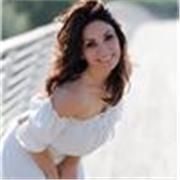 Attrice di cinema e cantante, acting coach sui set, impartisce lezioni di interpretazione, acting, recitazione cinematografica