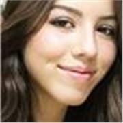 Profesora joven de apoyo escolar de inglés con estudios básicos recién finalizados imparte clases a niños de todo tipo de edades