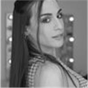 Sono cantante lirica, diplomata in Canto Rinascimentale e Barocco al Conservatorio. Precedentemente ho studiato canto pop e jazz. 