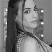 Sono cantante lirica, diplomata in Canto Rinascimentale e Barocco al Conservatorio. Precedentemente ho studiato canto pop e jazz.