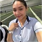 Docente de inglés dicta clases a niños y jóvenes de todas las edades