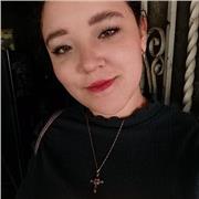 Maestra de apoyo escolar en la materia de español para niños de primaria