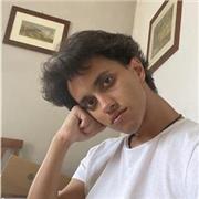 Studente universitario impartisce lezioni di storia per ragazzi di medie e liceo