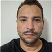 Profesor de educación física entrenamiento físico ayudar a mejorar el estado fisico y mental de las personas 