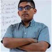 Profesor de matemáticas prepara al estudiante a ingresar a la universidad