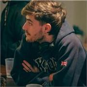 Soy Álvaro de Miguel, cineasta en activo, formado en Dirección Cinematográfica; acompaño creadores a hacer cine autor.