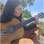 Acompaño en esplorar y estudiar la guitarra clásica y eléctrica, desde las 6 hasta los 116 años