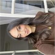 Profesora estudiante de enfermería imparte clases de química