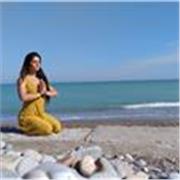 Persona empática y honesta. Acompaño a la persona hacia el bienestar y crecimiento a través del movimiento y la presencia.