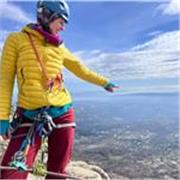 Profesora de polaco imparte las clases para los niños, adolescentes y adultos