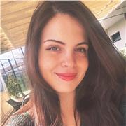 Soy graduada en Filosofía por una universidad de prestigio, con una gran pasión por esta disciplina y su enseñanza.