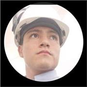 Profesor de matemáticas con título en ingeniería imparte clases a niños de primaria y secundaria