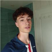 Professeur particulier aidant les collégiens après les cours