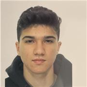 studente diplomati in relazioni internazionali per il marketing impartisce lezioni di matematica base, inglese, diritto e economia